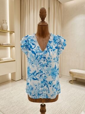 Cupcakes & Cashmere Blue & White Floral Ruffle Blouse XS Sleeveless